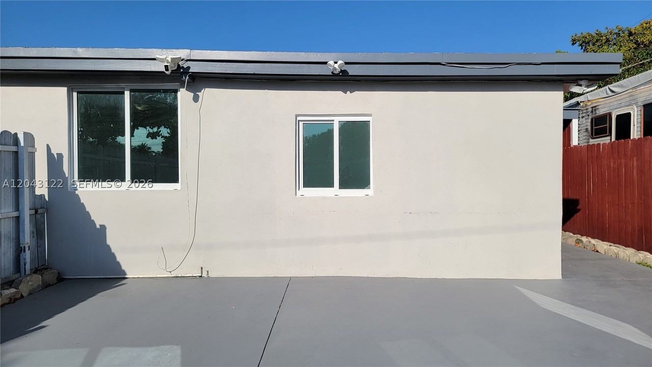 14200 Ne 15th Ave #B - Photo 2 of 11