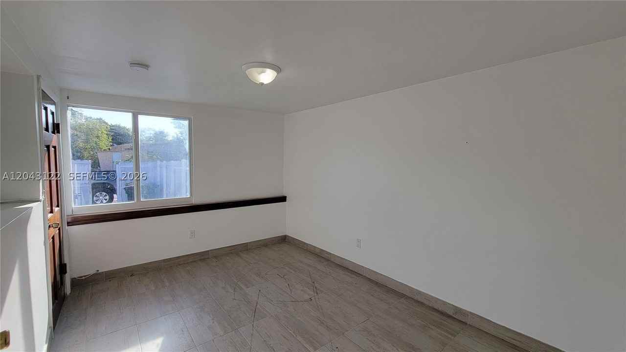 14200 Ne 15th Ave #B - Photo 4 of 11