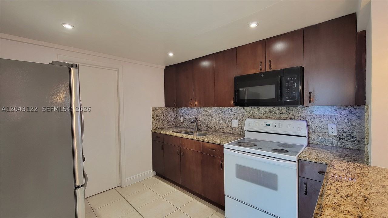 14200 Ne 15th Ave #B - Photo 5 of 11