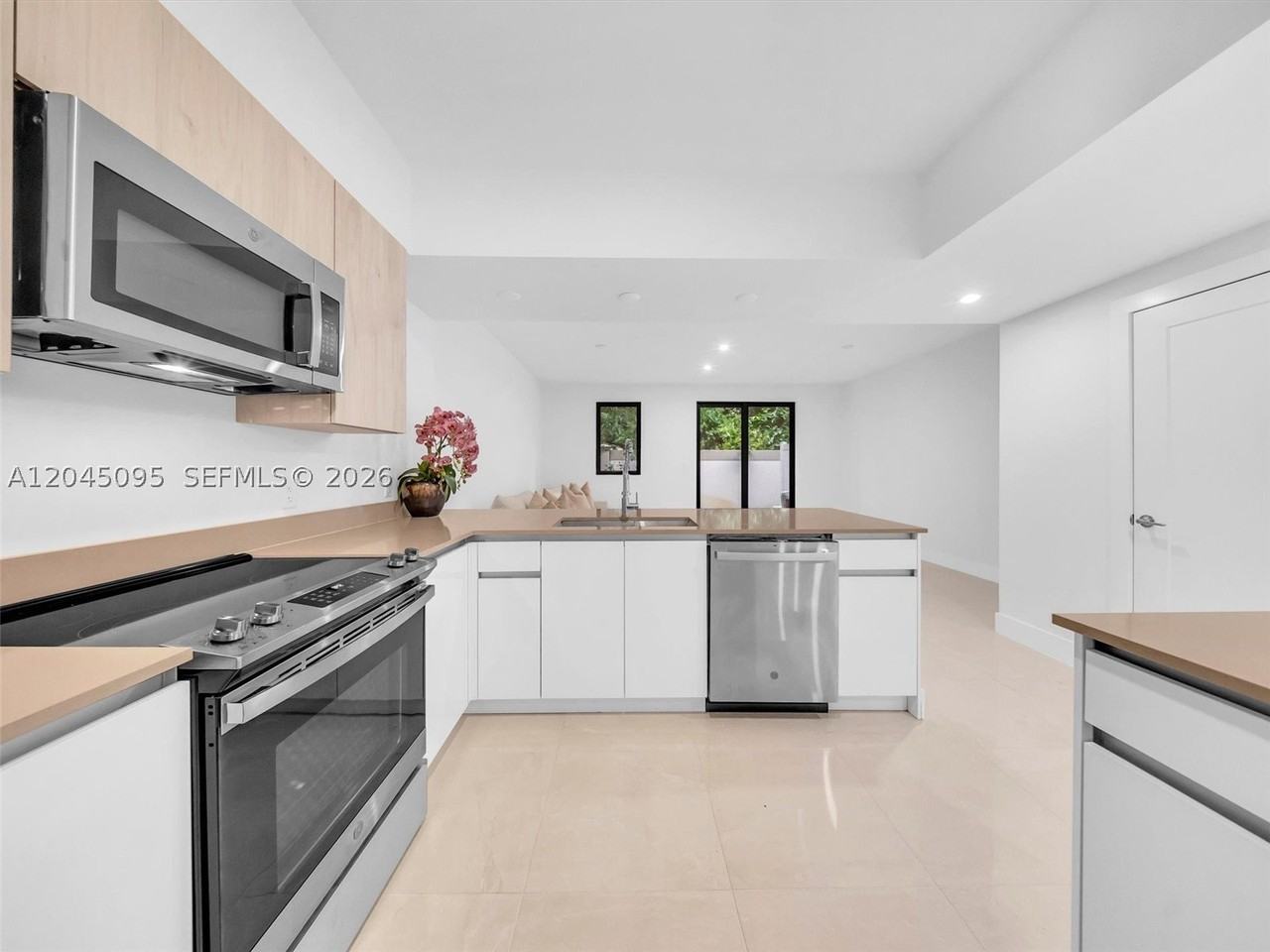 5505 W Oak Way - Photo 2 of 24