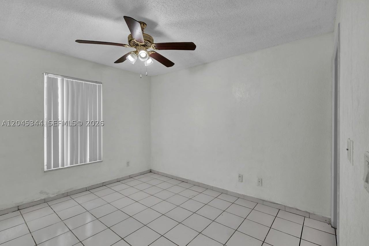 768 Sw 9th St - Photo 4 of 29