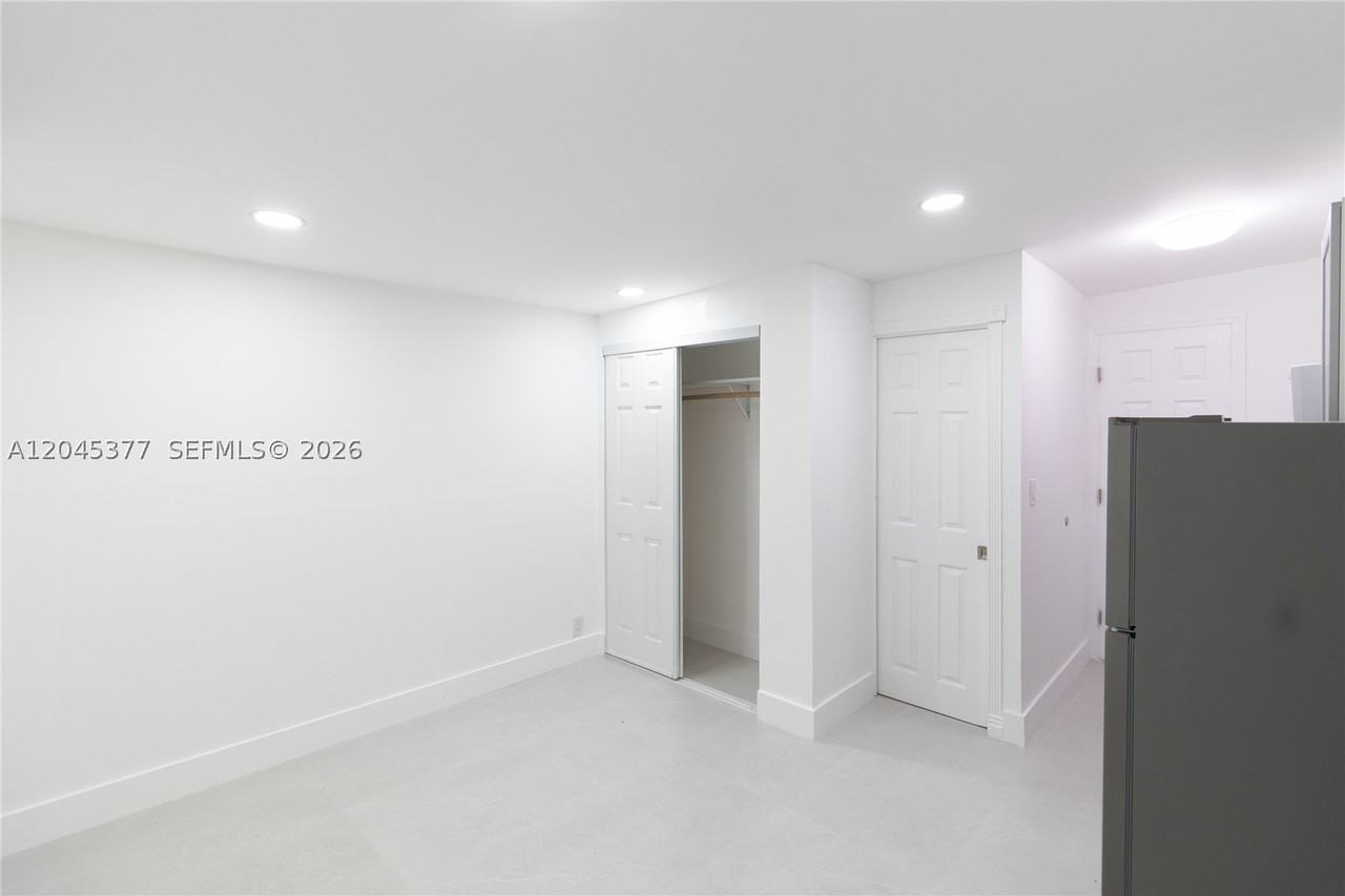 5803 Buchanan St - Photo 4 of 9