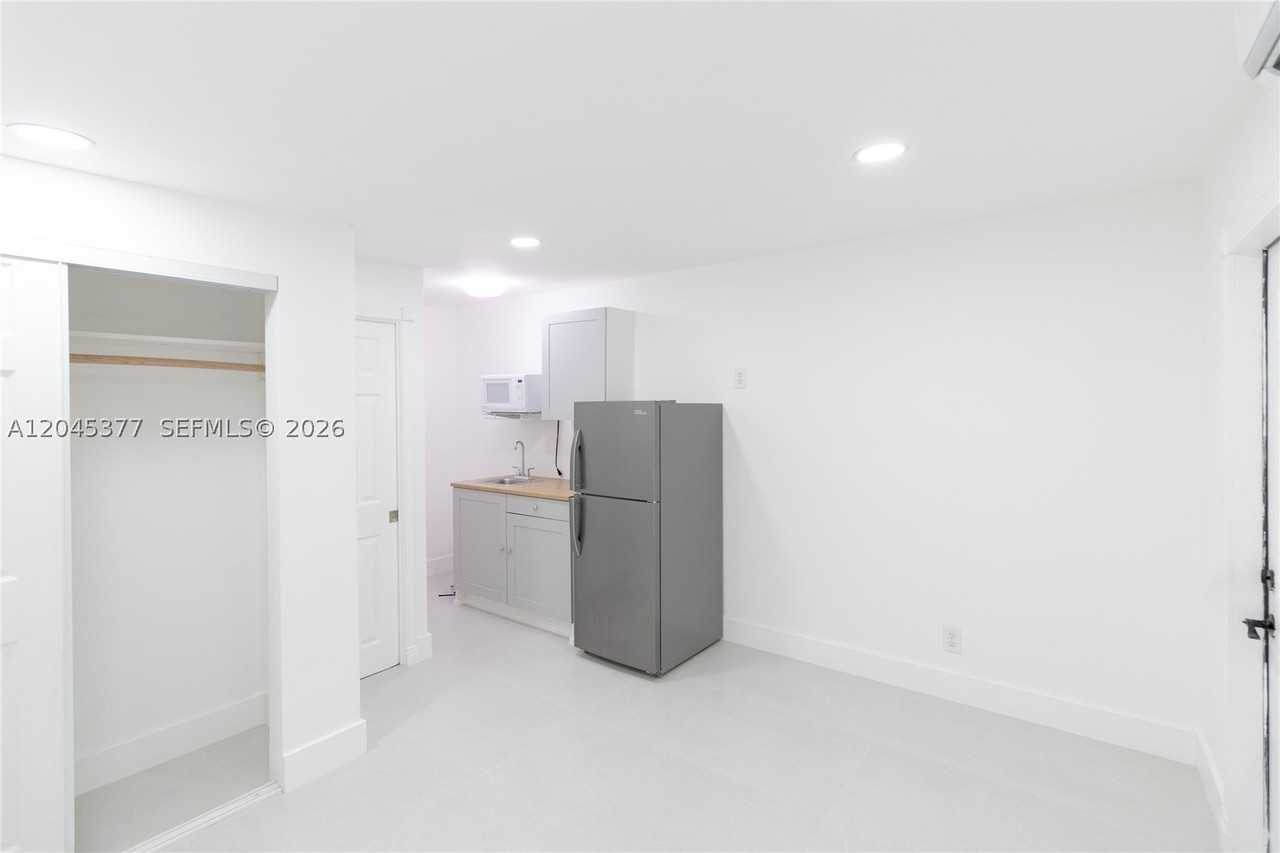 5803 Buchanan St - Photo 6 of 9