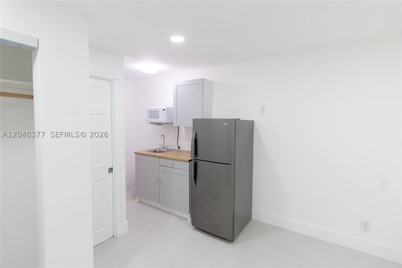 5803 Buchanan St - Photo 7 of 9