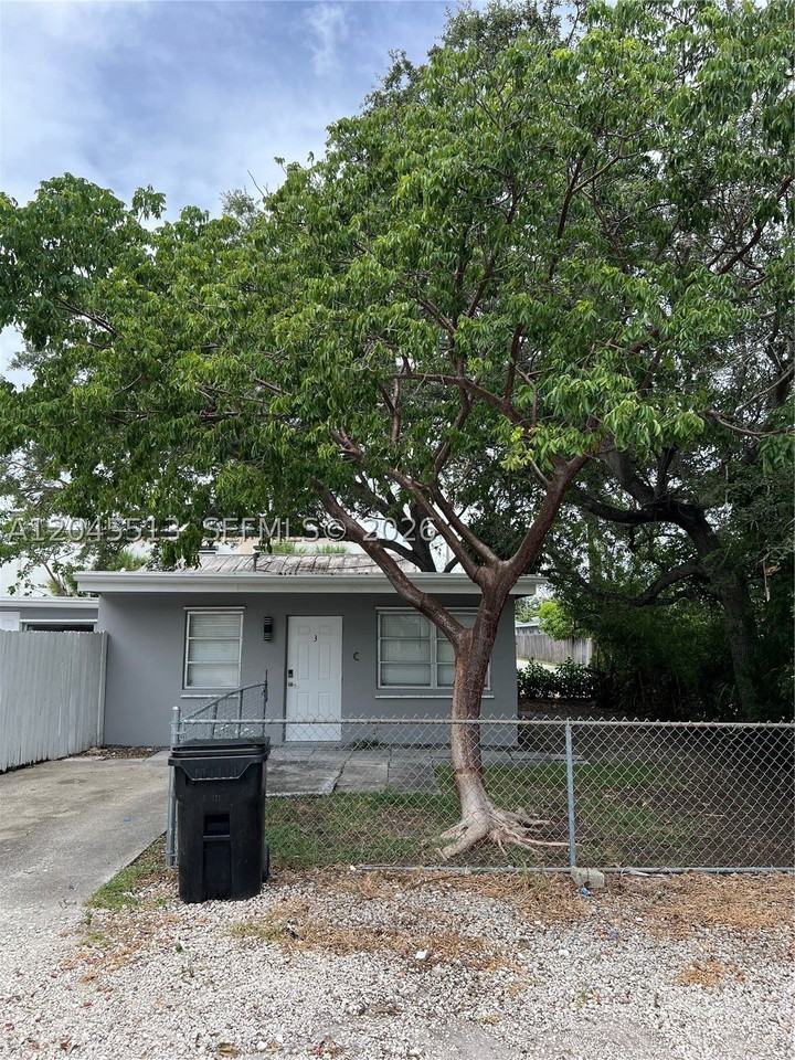 325 Sw 14th Ct #C - Photo 2 of 7