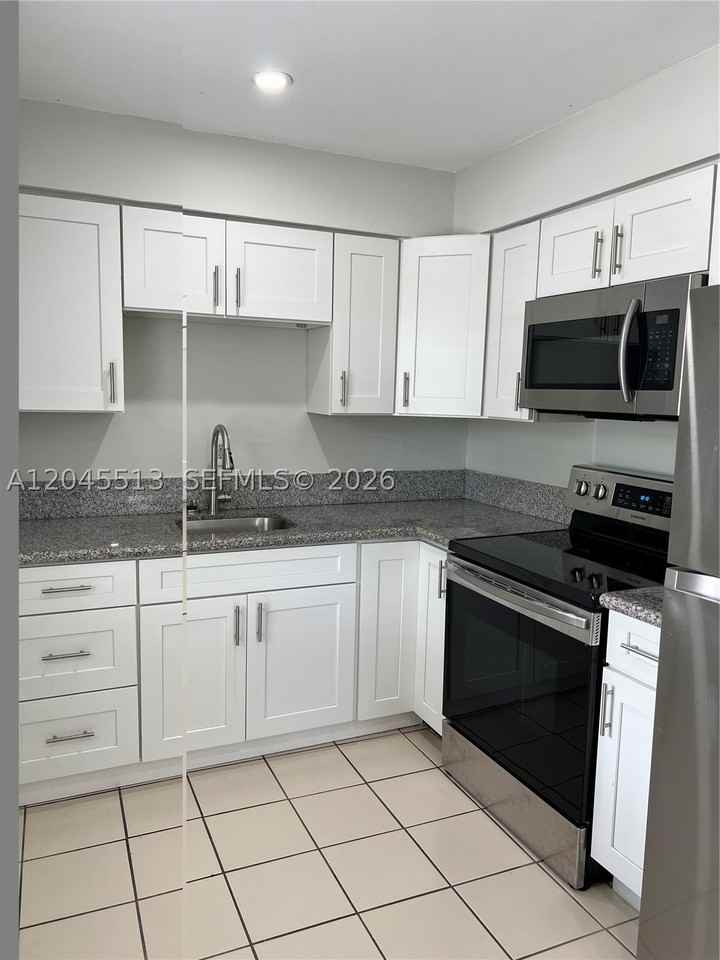 325 Sw 14th Ct #C - Photo 3 of 7