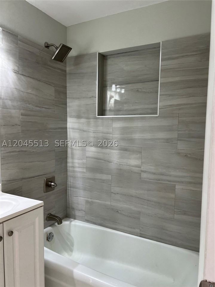 325 Sw 14th Ct #C - Photo 5 of 7