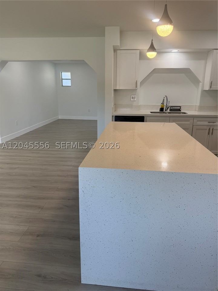 8720 Nw 11th St - Photo 5 of 12