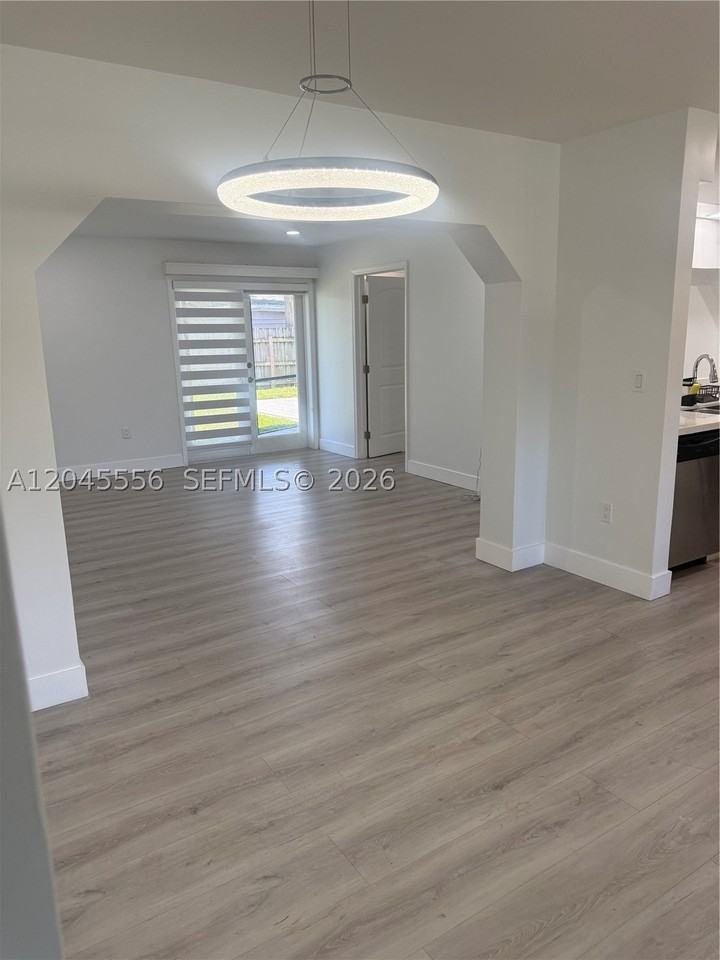 8720 Nw 11th St - Photo 6 of 12