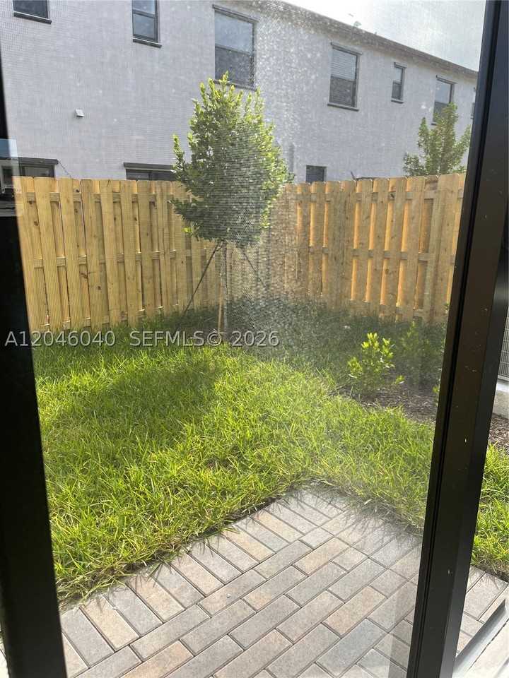 21447 Ne 2nd Pl - Photo 3 of 35