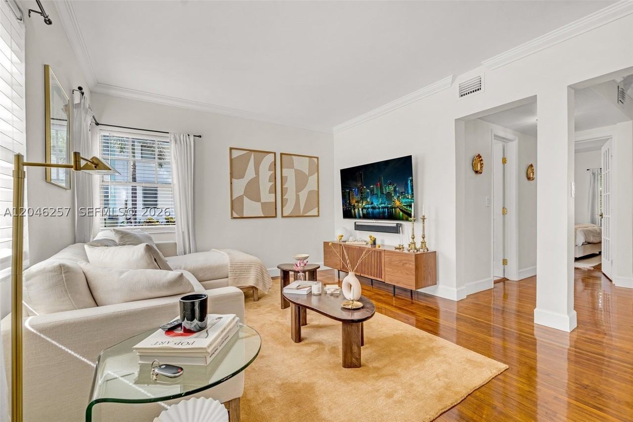 915 8th St #101 - Photo 4 of 31