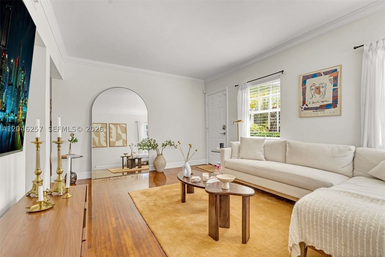 915 8th St #101 - Photo 5 of 31