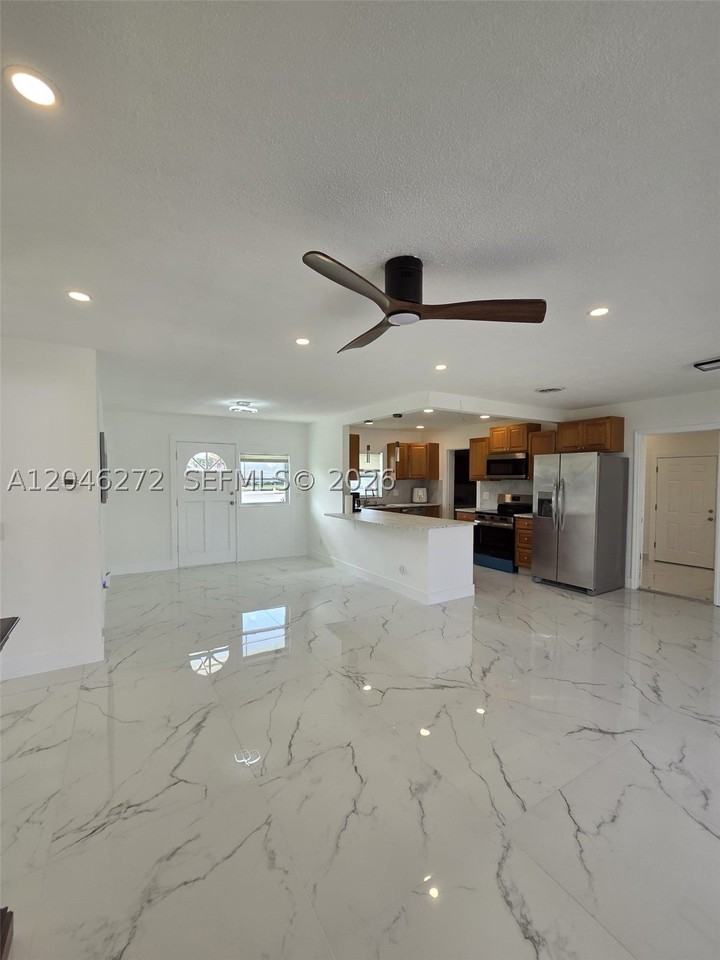 305 Se Airoso Blvd #0 - Photo 2 of 50