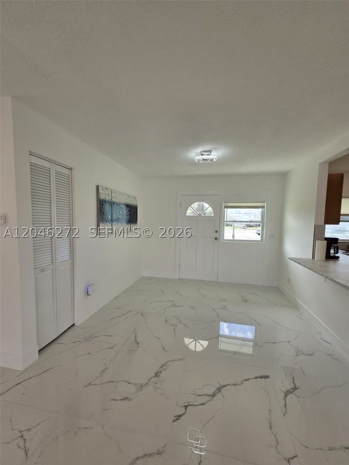 305 Se Airoso Blvd #0 - Photo 3 of 50