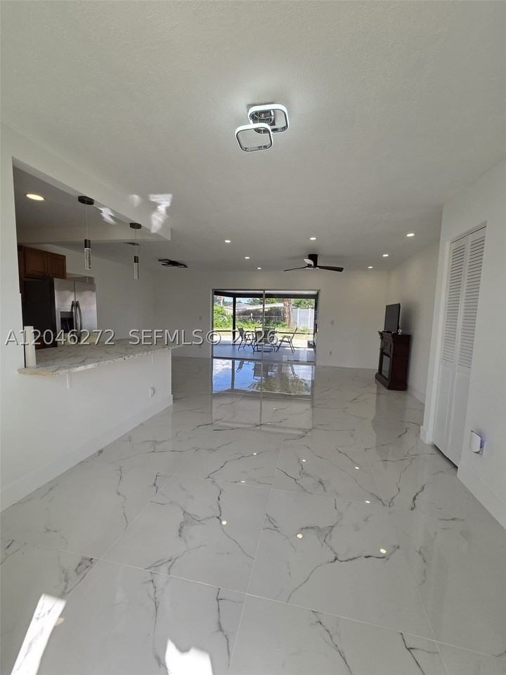 305 Se Airoso Blvd #0 - Photo 4 of 50