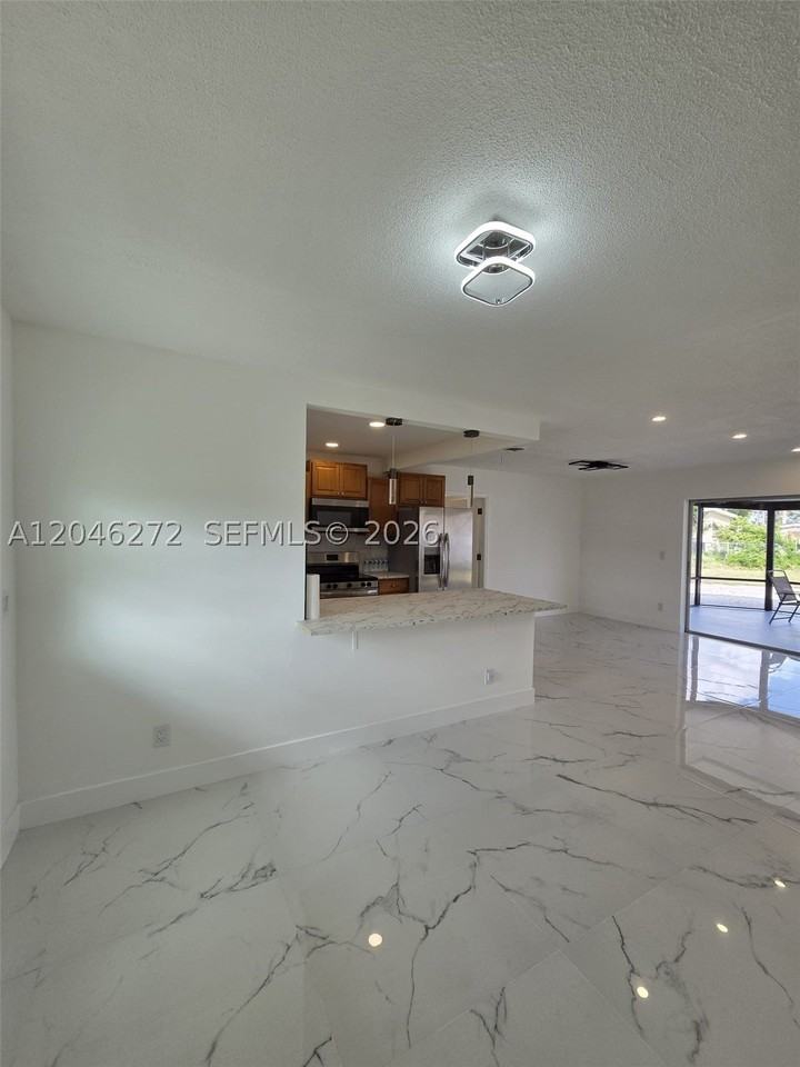 305 Se Airoso Blvd #0 - Photo 5 of 50