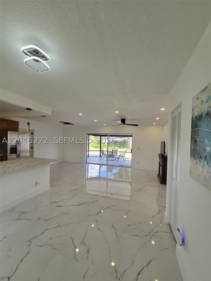 305 Se Airoso Blvd #0 - Photo 6 of 50