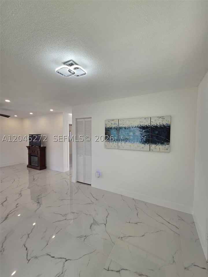 305 Se Airoso Blvd #0 - Photo 7 of 50