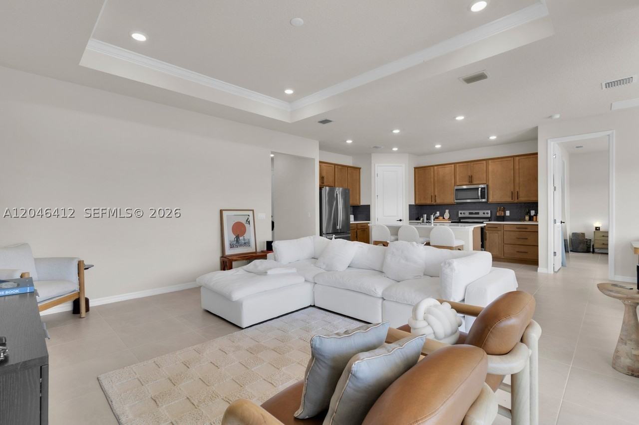 2081 Mossy Vine Ave - Photo 4 of 25