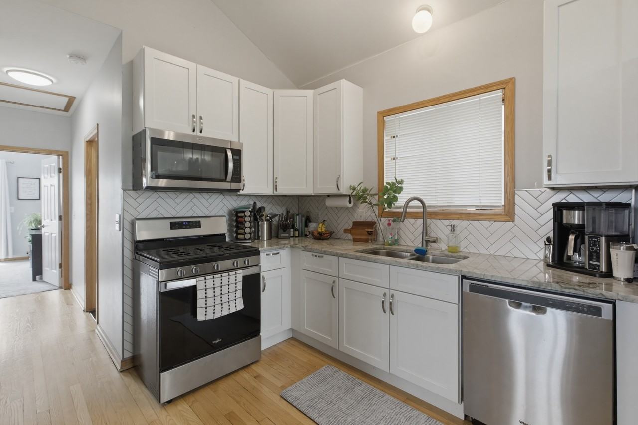 2033 W Huron St #3 - Photo 5 of 11