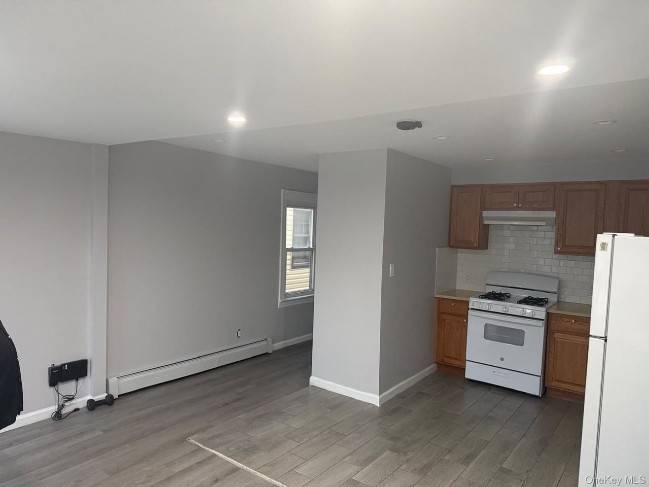 9050 Francis Lewis Blvd - Photo 2 of 8