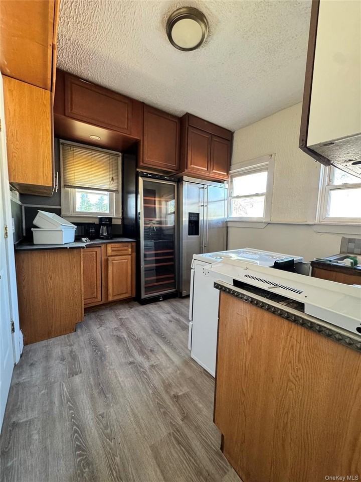 64 Sprague Ave - Photo 4 of 29