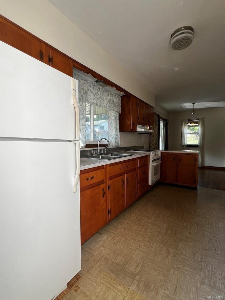 105 Cedar Ave - Photo 2 of 11
