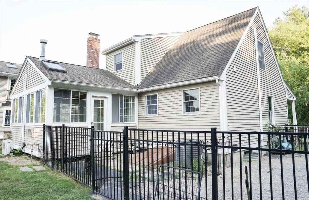 241 New Bedford Rd - Photo 4 of 25