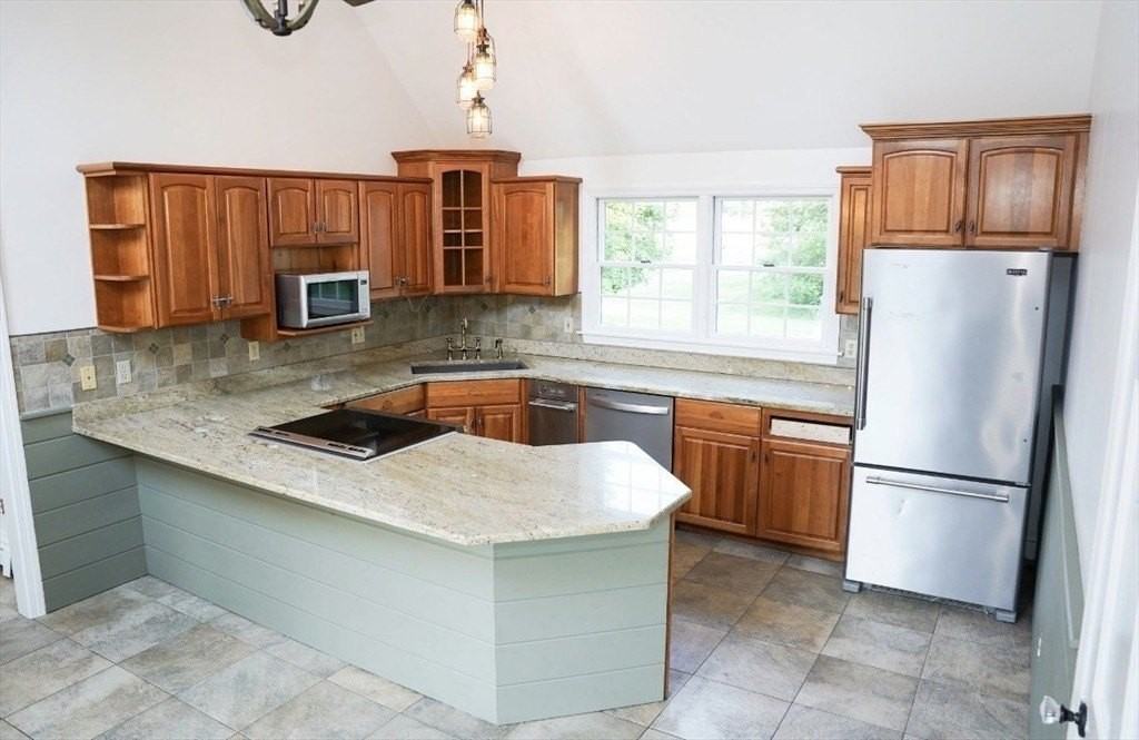 241 New Bedford Rd - Photo 7 of 25