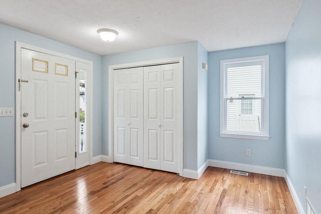 29 Lamplighter Ln - Photo 2 of 39