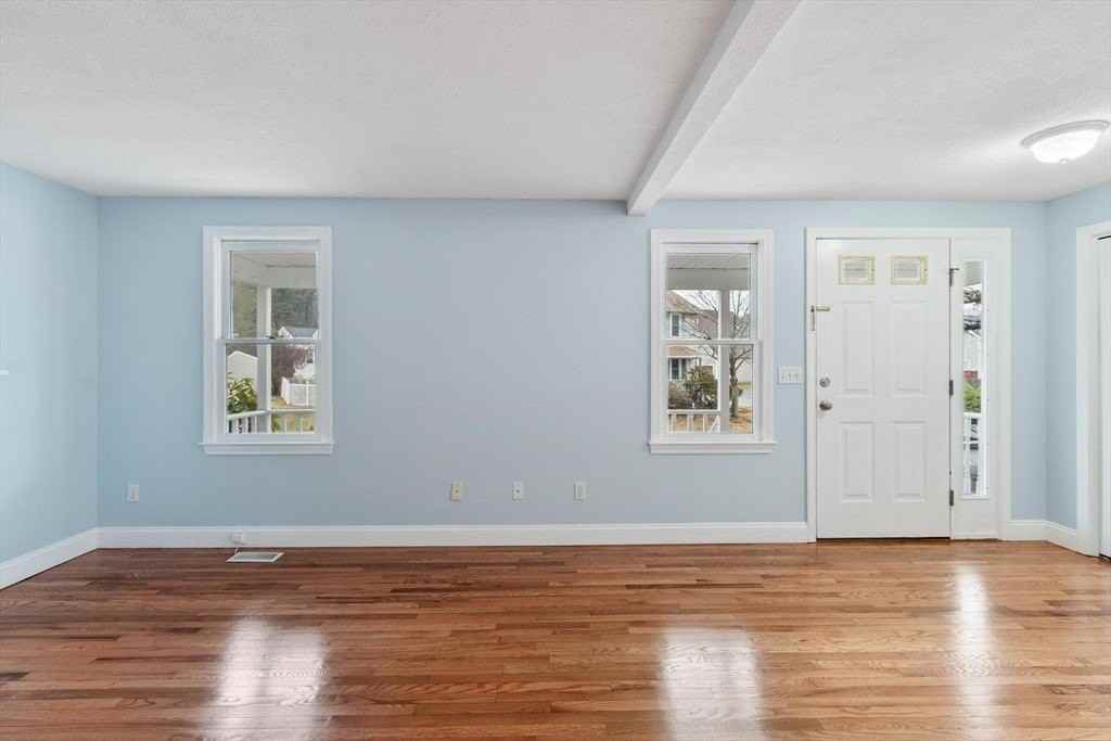 29 Lamplighter Ln - Photo 3 of 39