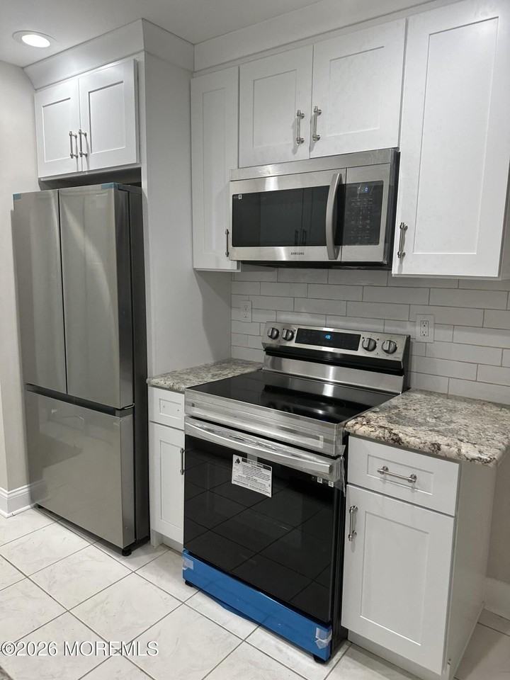 35 Amberly Dr #J - Photo 2 of 6