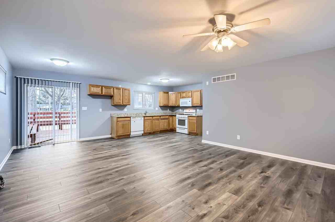 601 Oakwood Dr - Photo 3 of 11