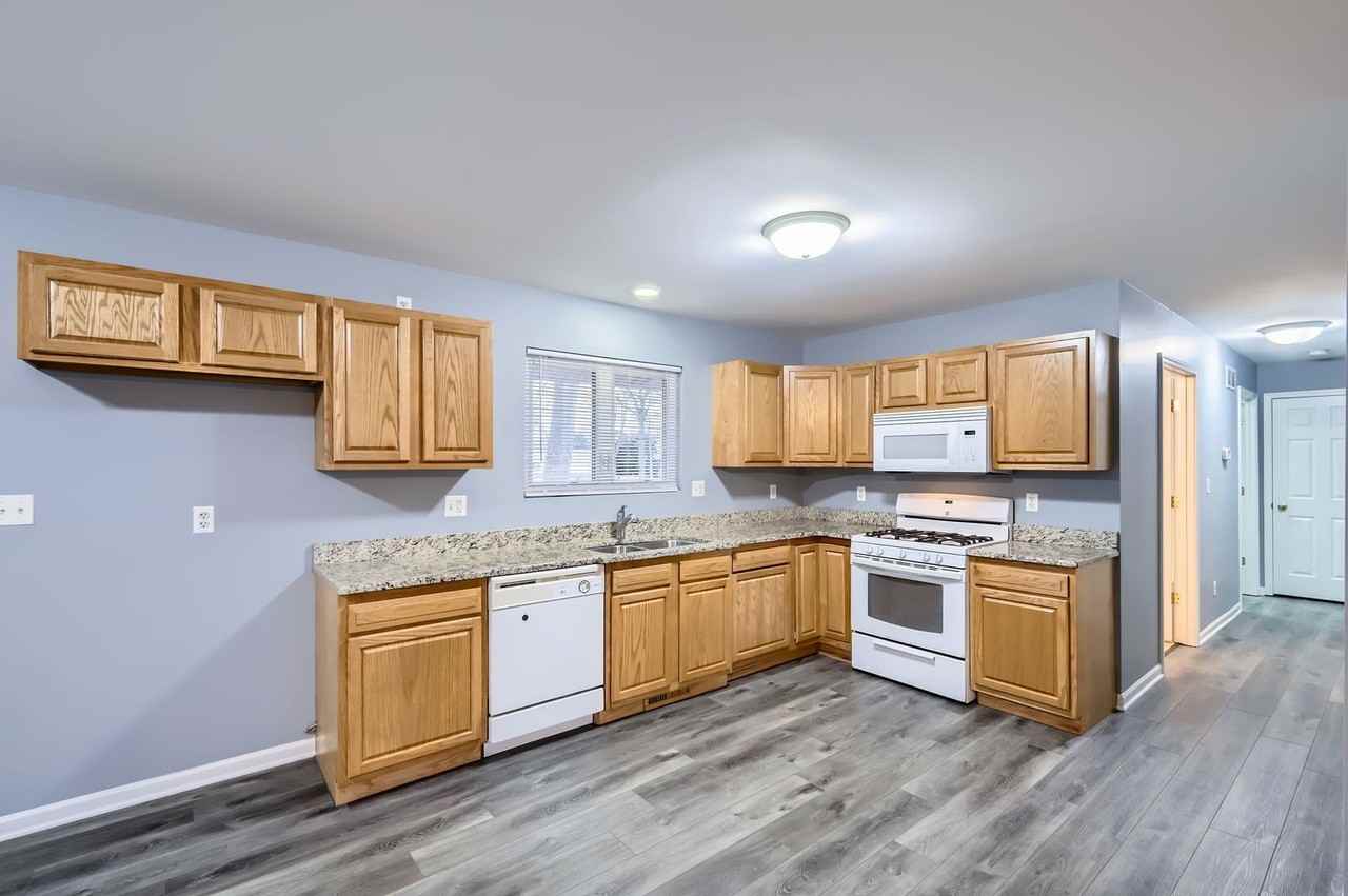 601 Oakwood Dr - Photo 5 of 11
