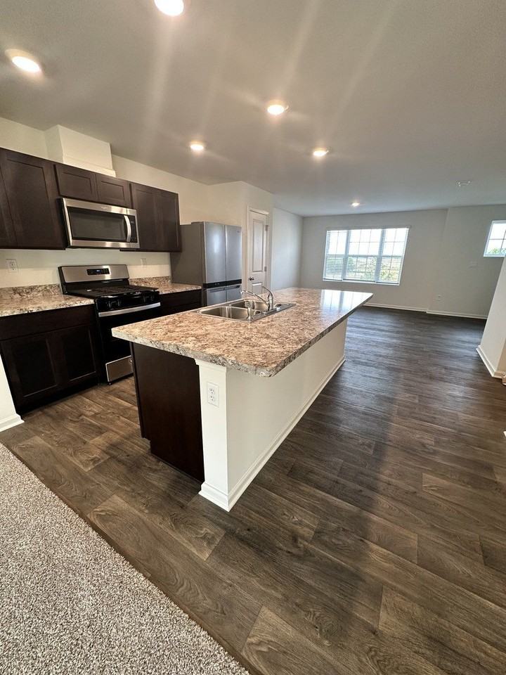 1534 Yosemite Way - Photo 2 of 20