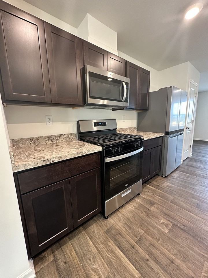 1534 Yosemite Way - Photo 4 of 20