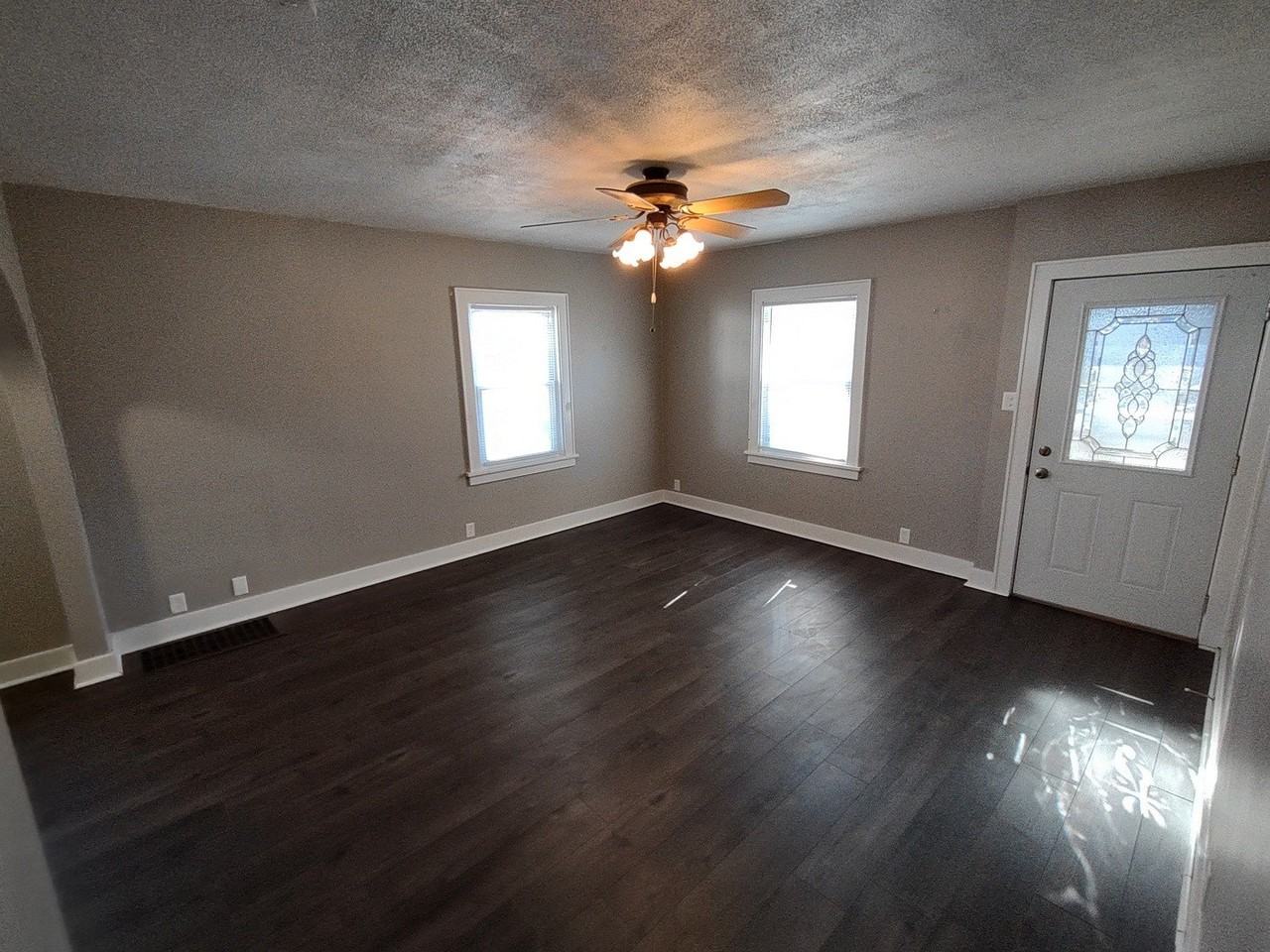 912 Douglas St - Photo 3 of 16