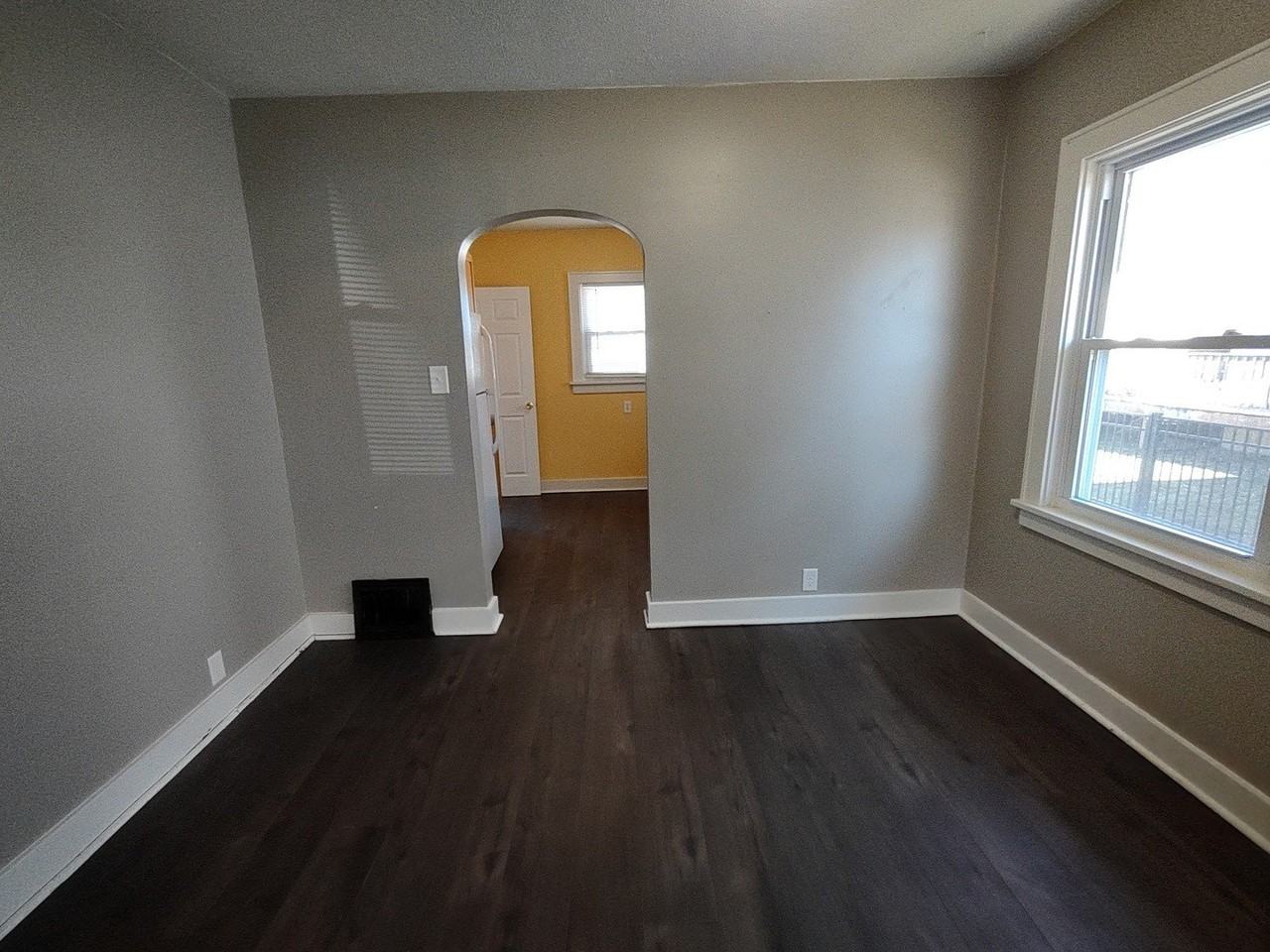 912 Douglas St - Photo 6 of 16