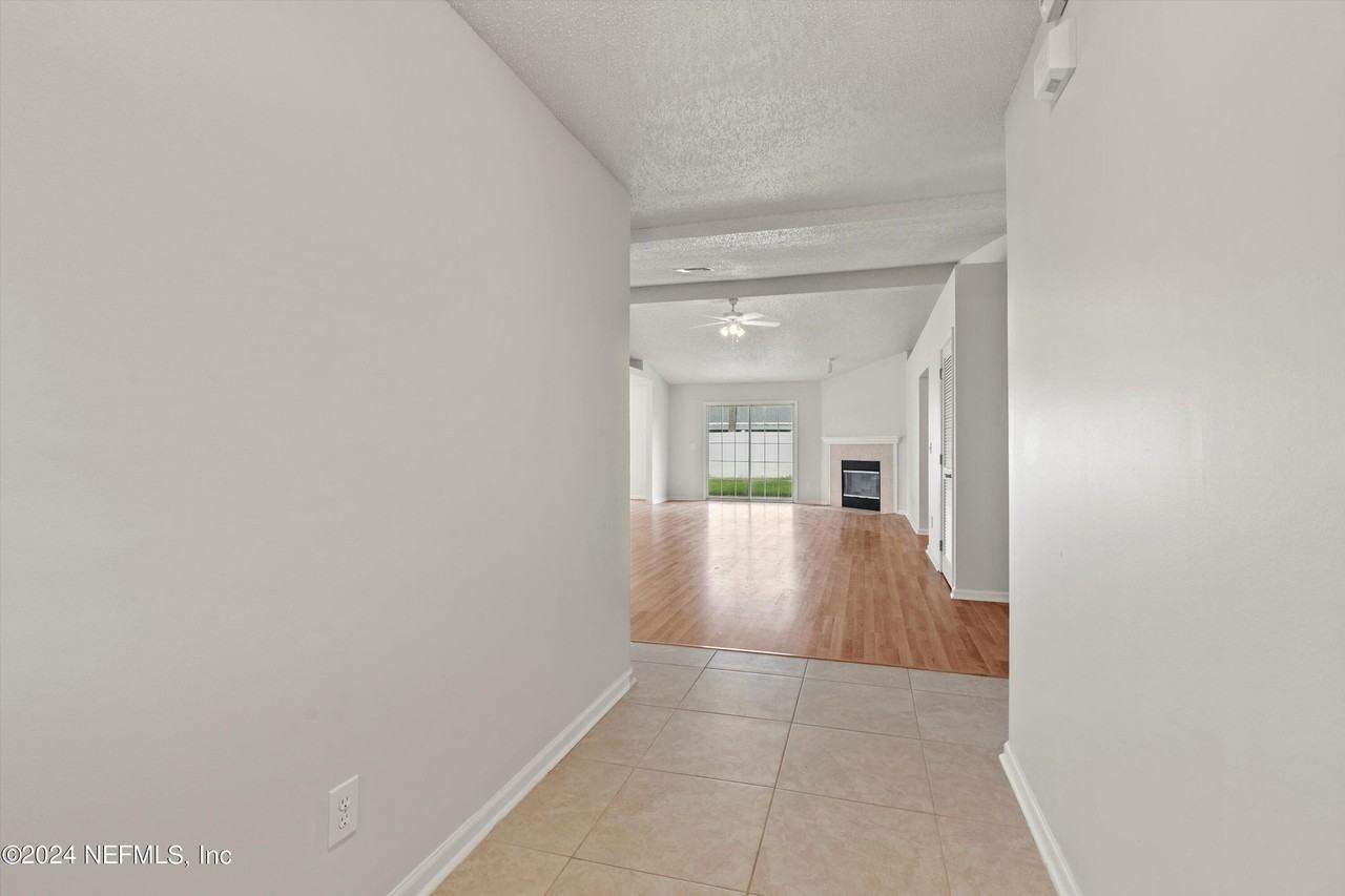 12756 Bentwater Dr - Photo 2 of 25