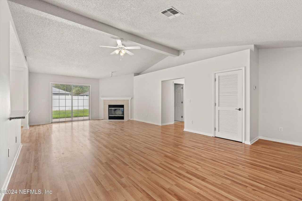 12756 Bentwater Dr - Photo 4 of 25