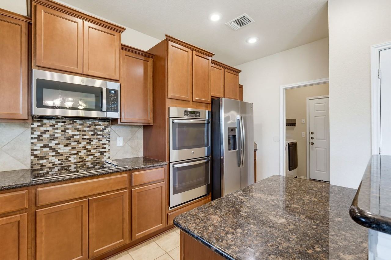 9701 Raeburn Ct - Photo 6 of 20