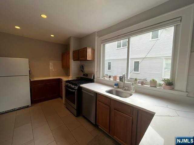 54 Oak St - Photo 3 of 17