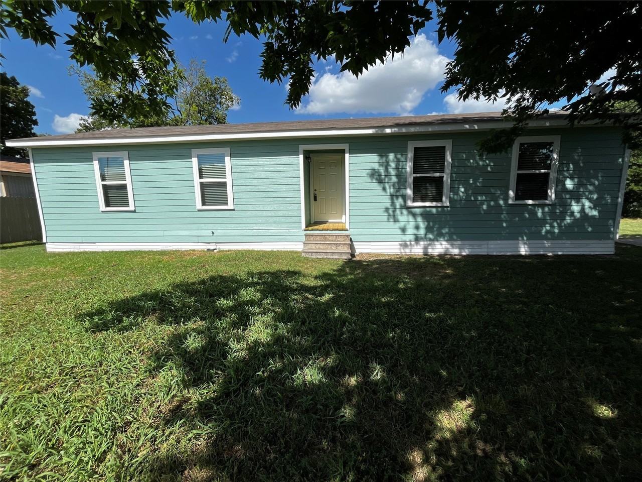 1502 Daffan Ave - Photo 2 of 22