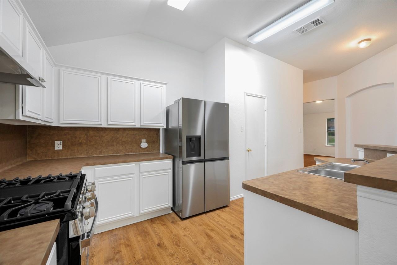 1001 Campbell Dr - Photo 2 of 19