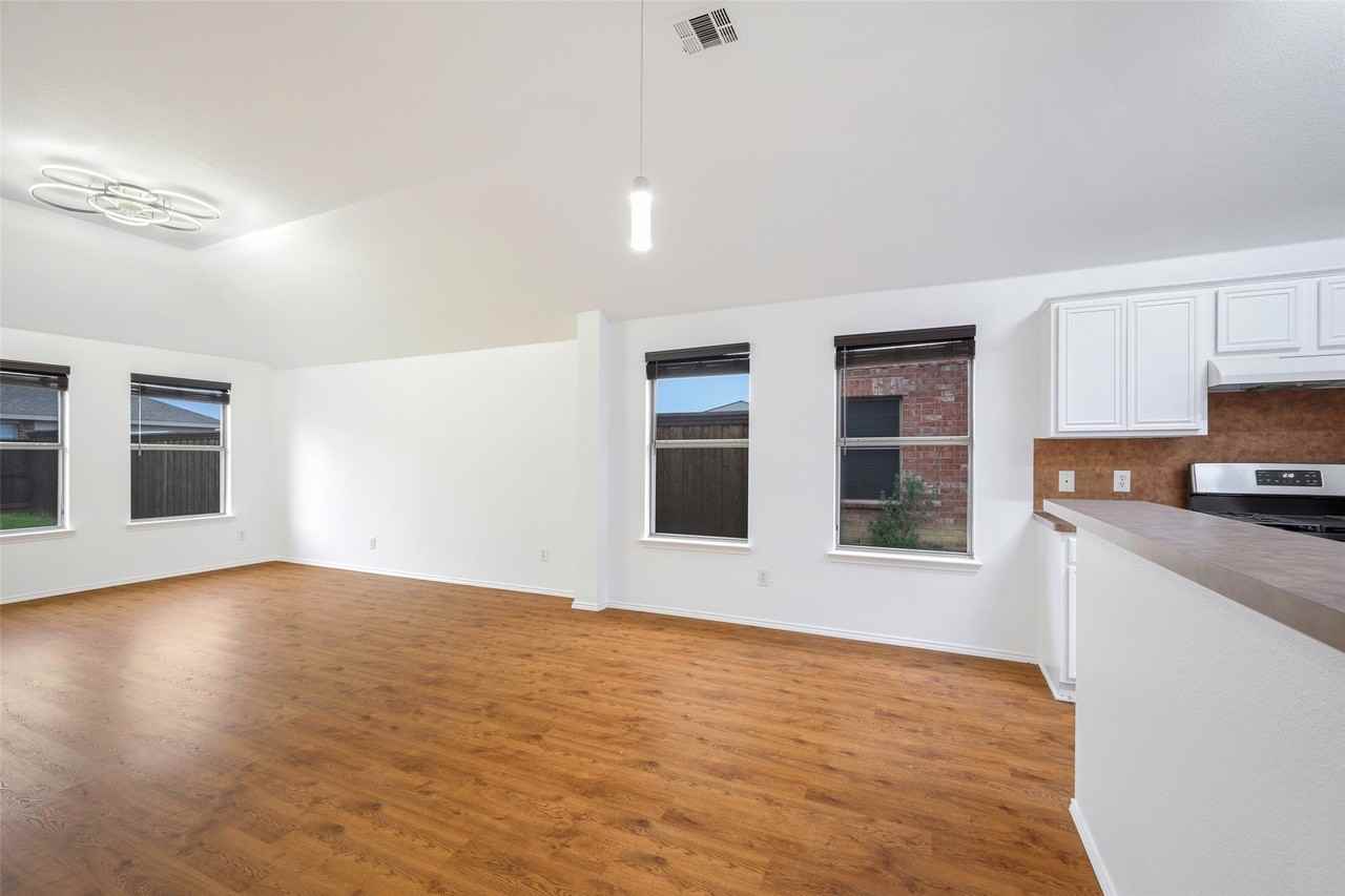 1001 Campbell Dr - Photo 3 of 19