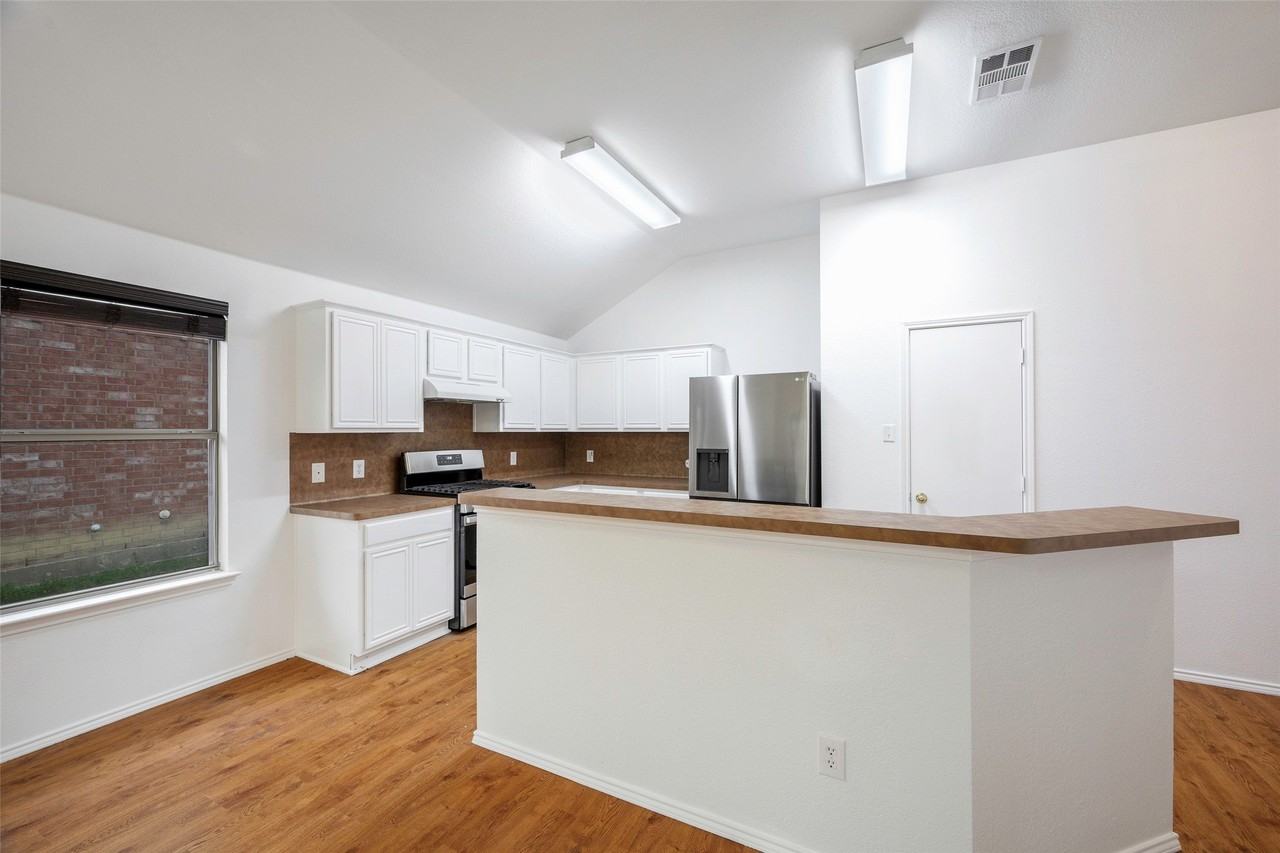 1001 Campbell Dr - Photo 4 of 19