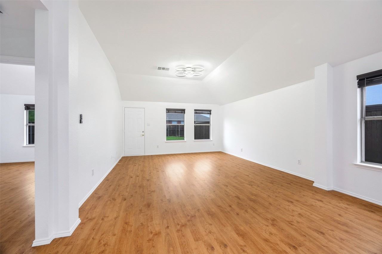 1001 Campbell Dr - Photo 5 of 19