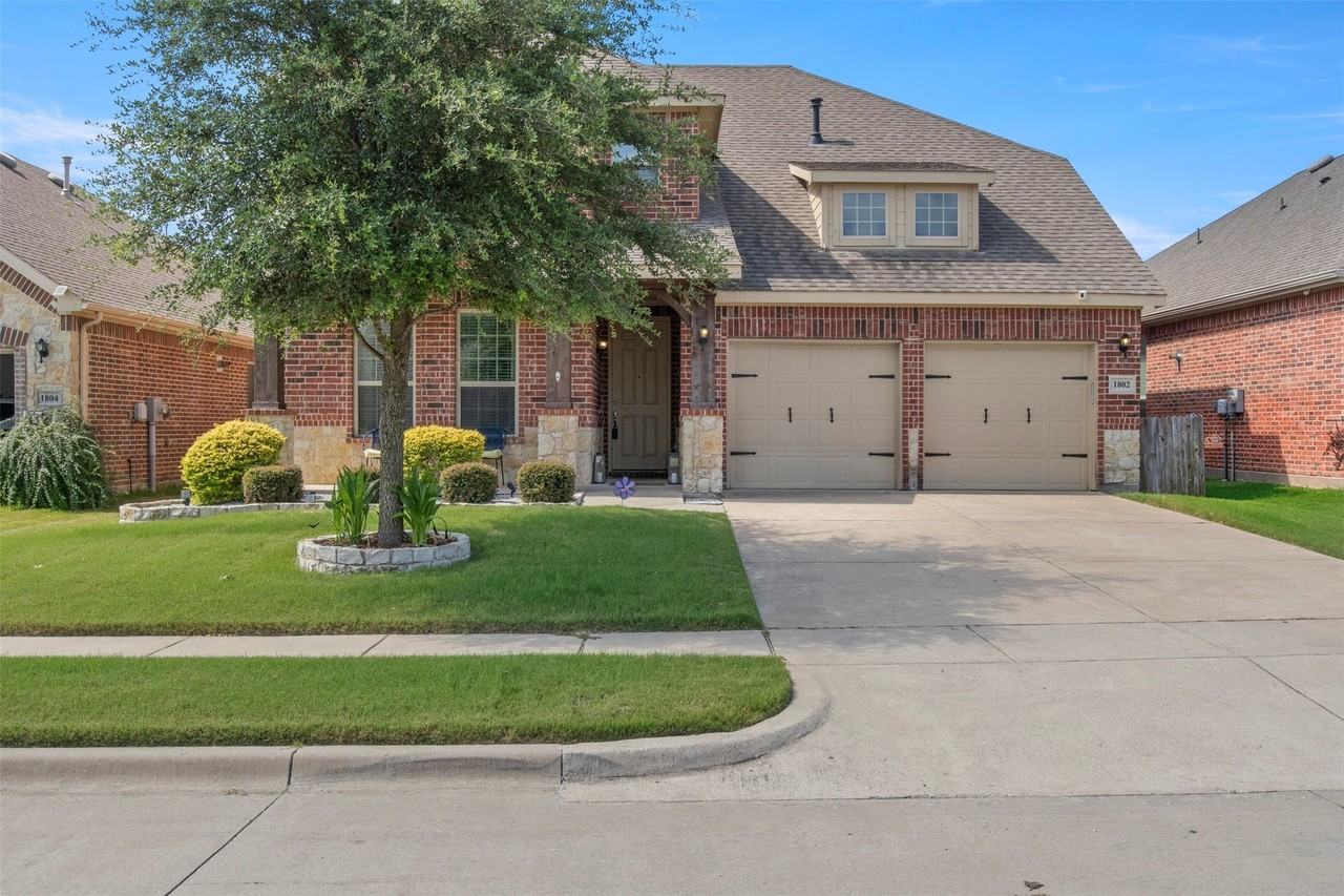 1802 Phillip Ln - Photo 4 of 37