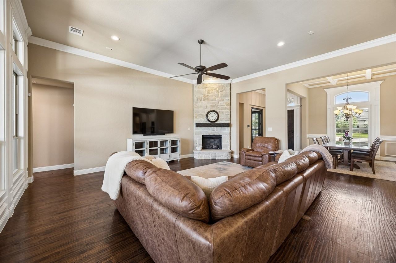 801 Rose Ct - Photo 6 of 36