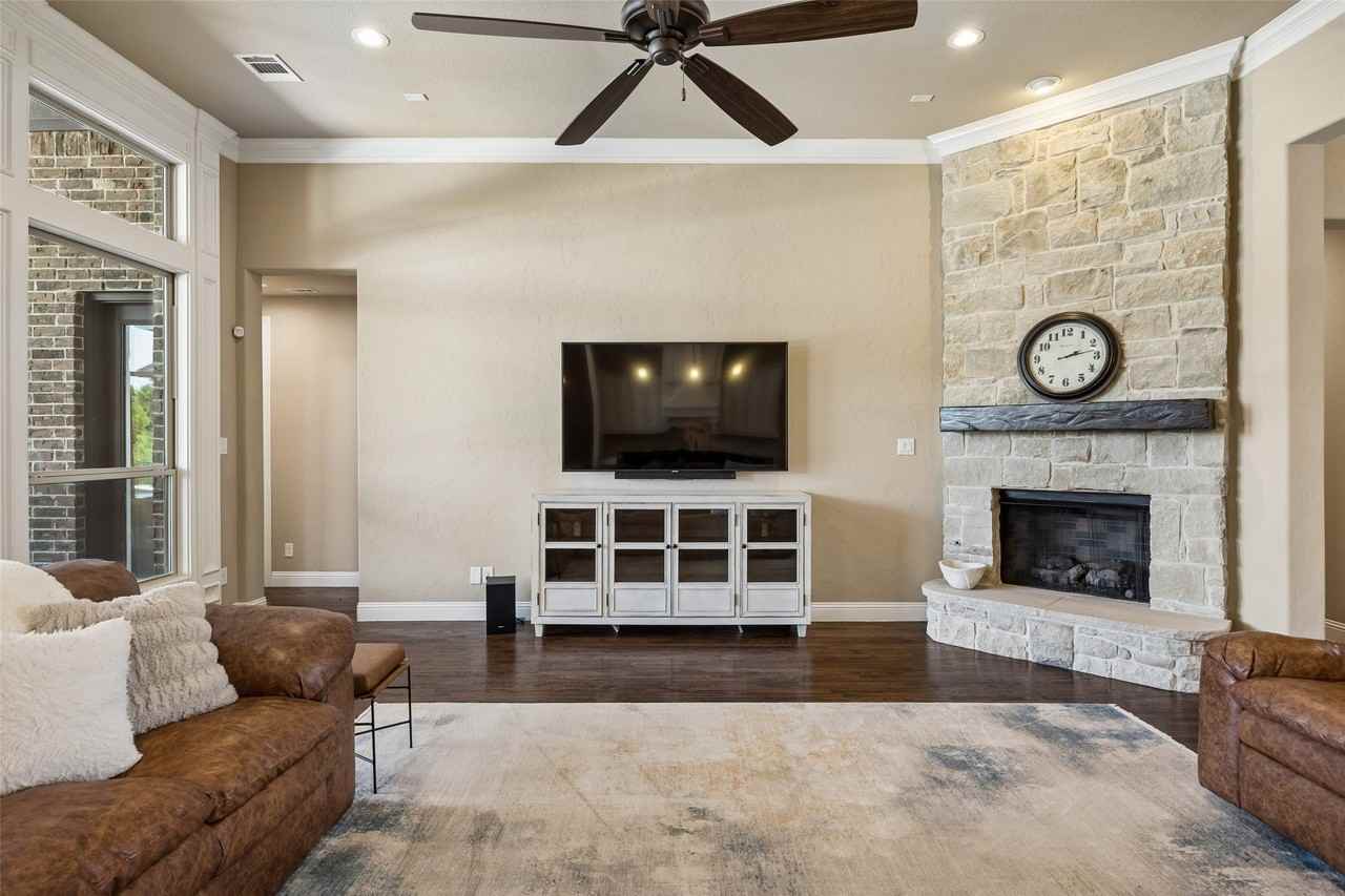 801 Rose Ct - Photo 7 of 36